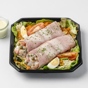 Assiette roulade de jambon macédoine de légumes crudités